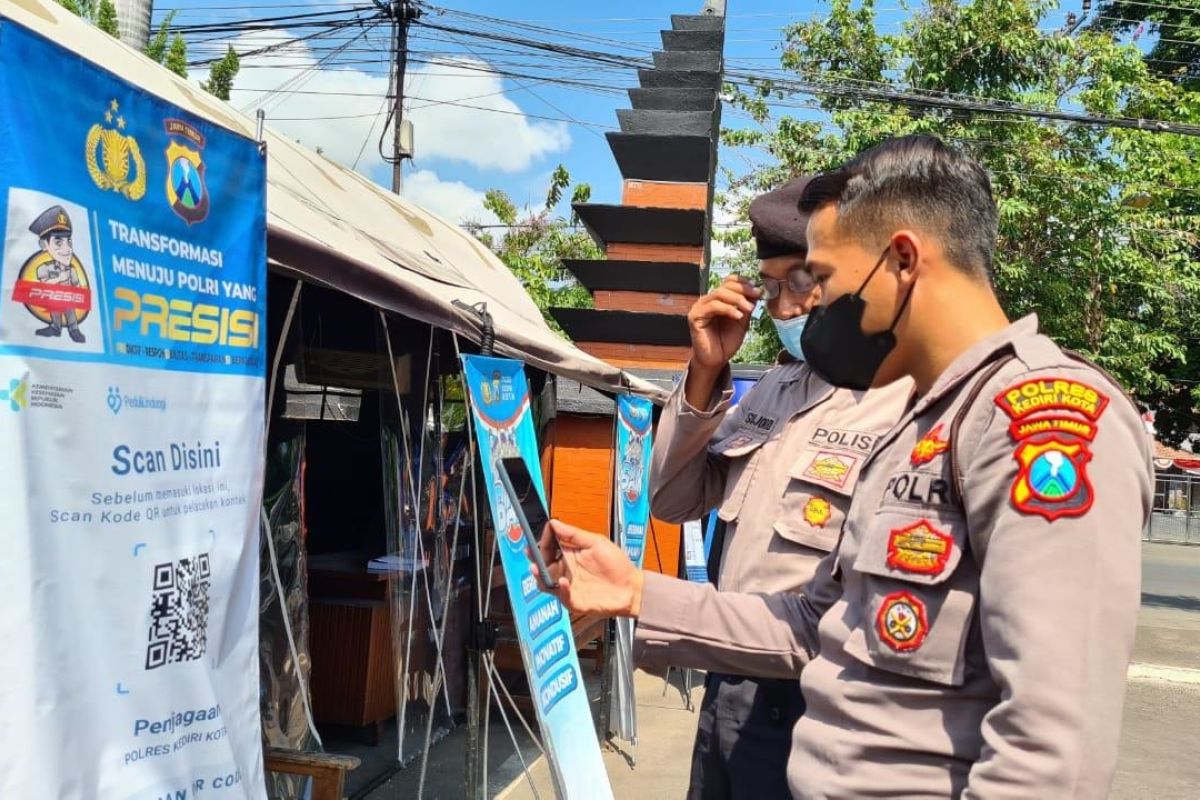 Mapolres Kediri Kota terapkan aplikasi PeduliLindungi bagi anggota dan tamu