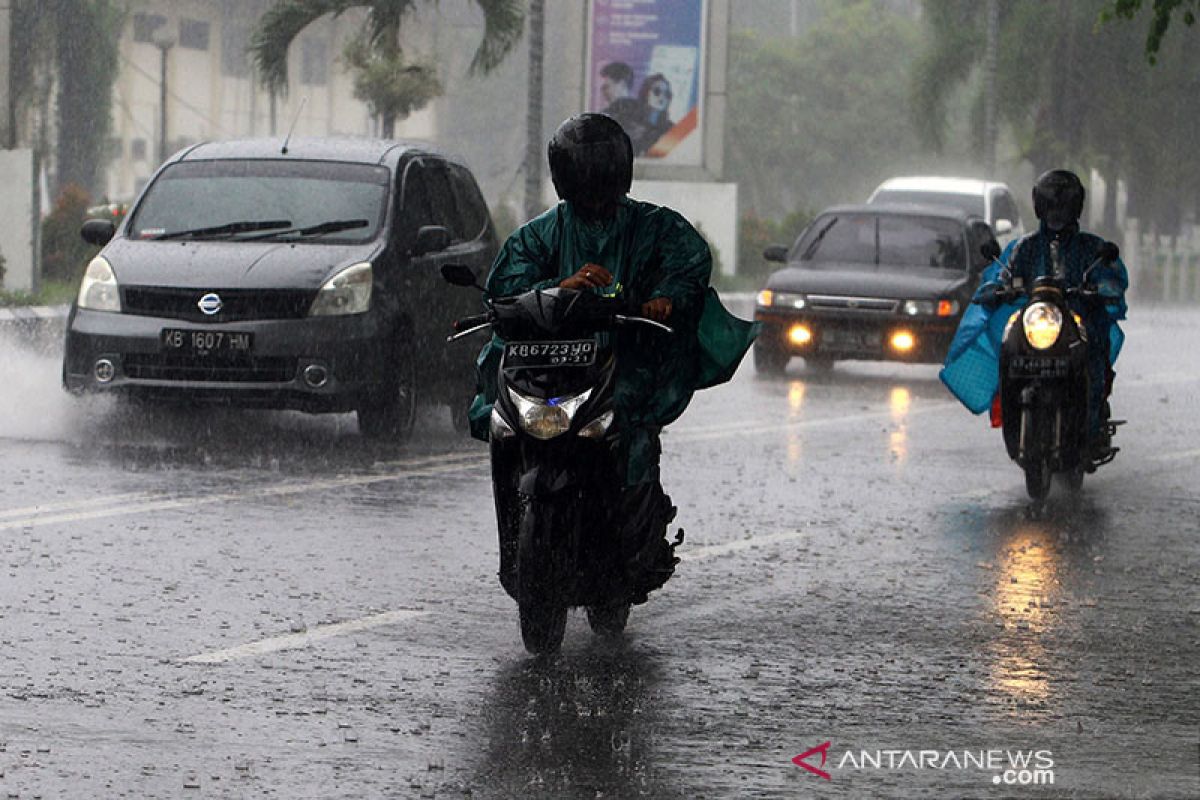 BMKG: Waspada hujan disertai petir di sejumlah wilayah Indonesia