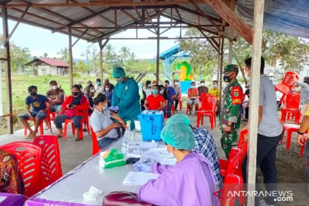 TNI dampingi vaksinasi untuk warga Deiyai Papua