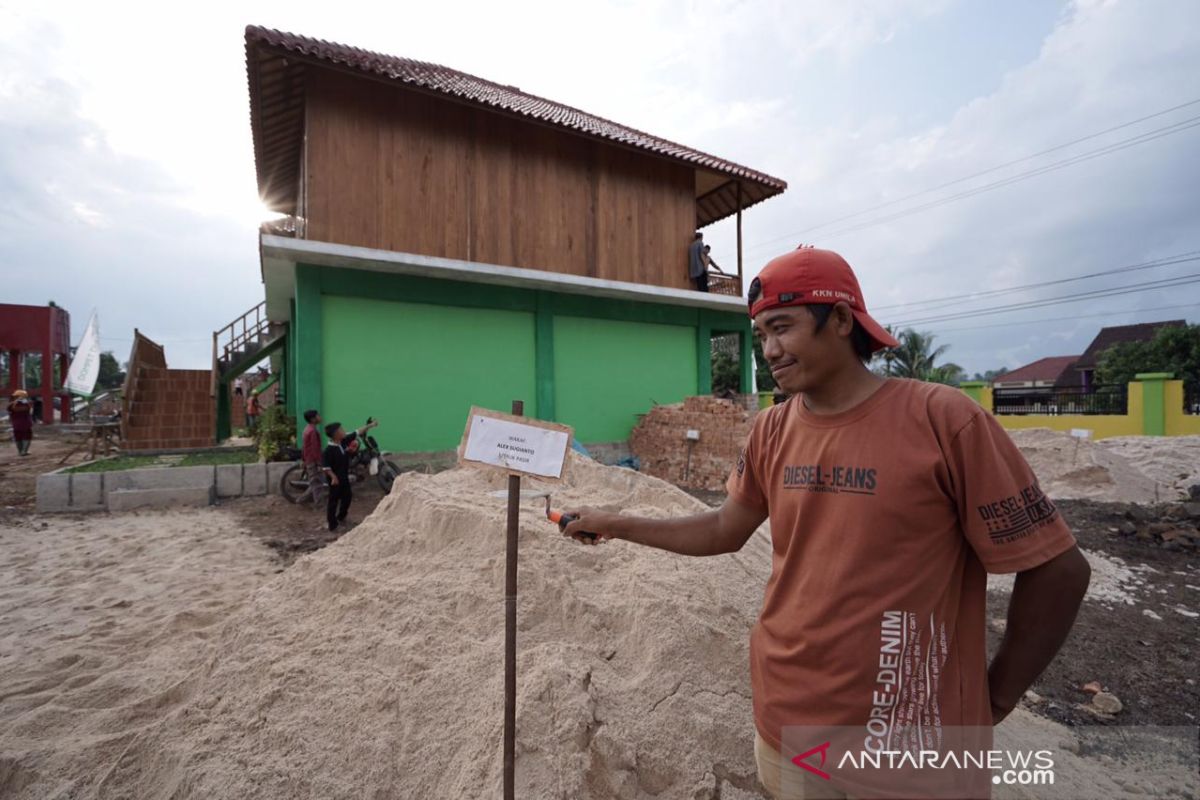 Semua bisa wakaf, kuli bangunan ini berwakaf untuk Masjid Az Zahra