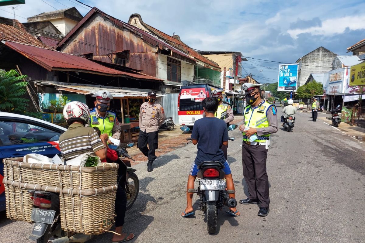 Polres Bangka Barat bagikan bantuan 150 paket beras