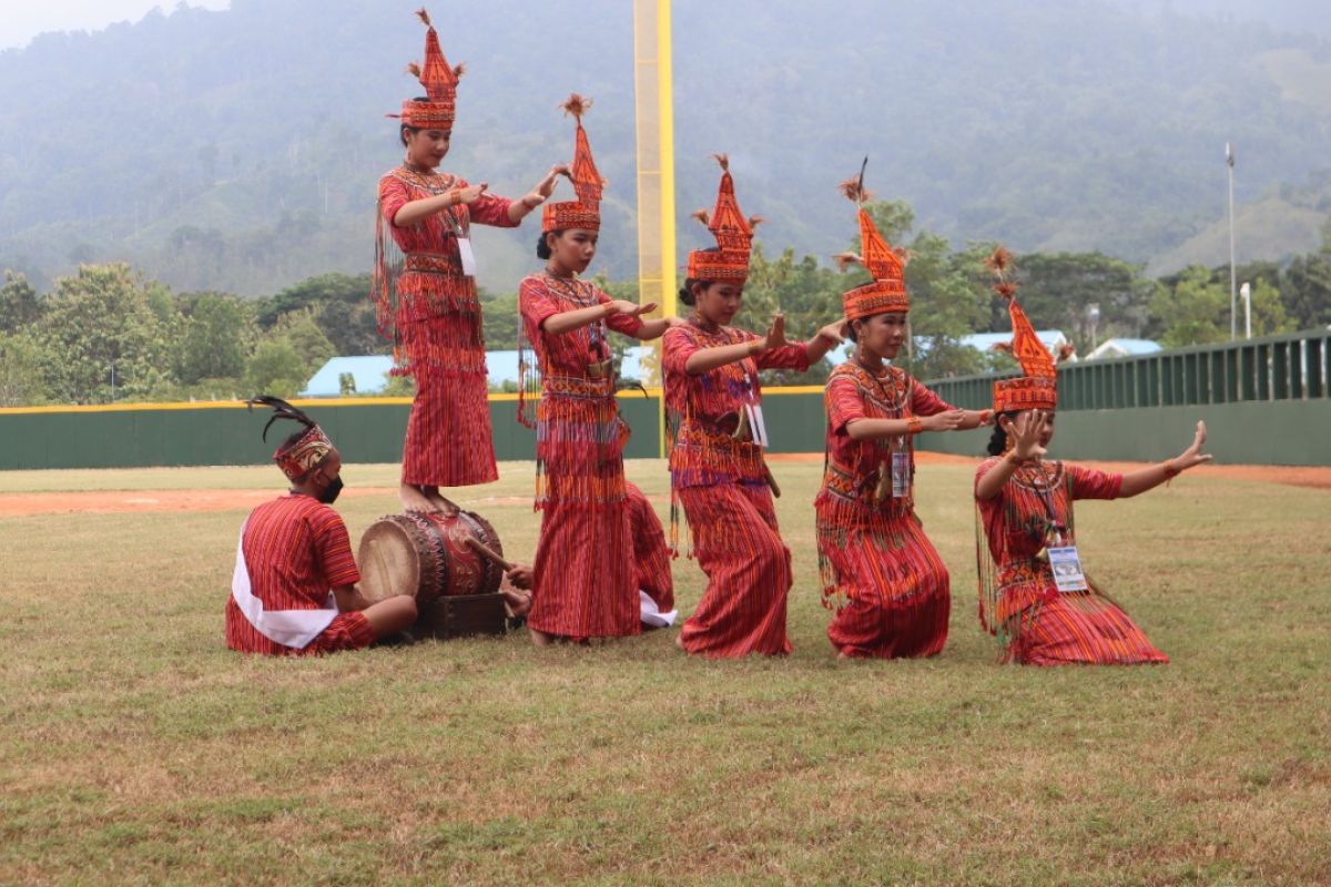 Tari Pa'gellu Toraja warnai pertandingan bisbol PON Papua