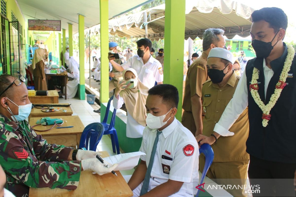 Saidi Mansyur tinjau vaksinasi merdeka di SMAN 1 Karang Intan