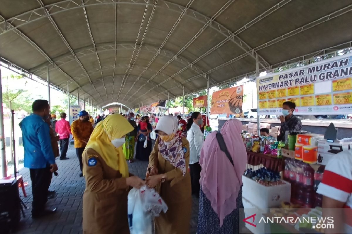 Puluhan pedagang ramaikan pasar murah  di Kota Palu
