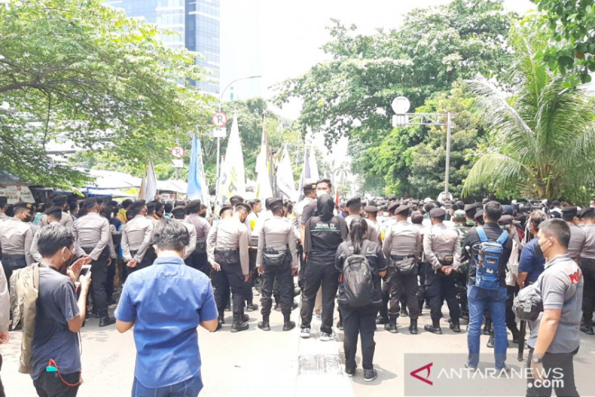 Polisi tahan aksi demo BEM SI berusaha dekati Gedung KPK