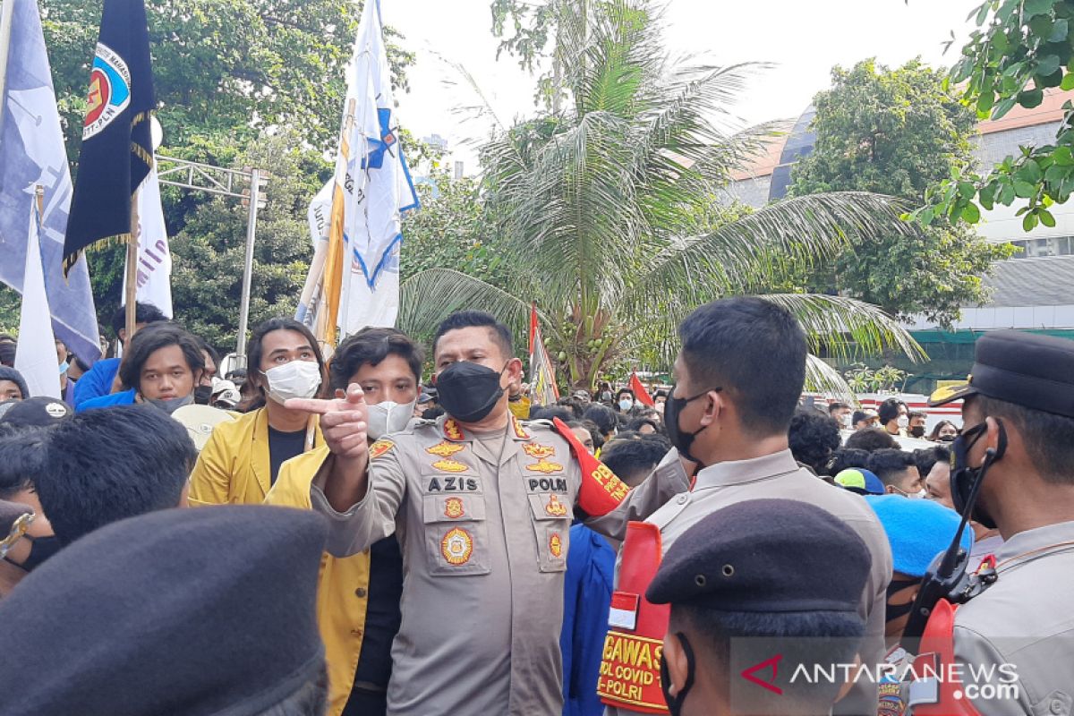 Polisi tahan massa demo BEM SI yang berusaha dekati Gedung KPK