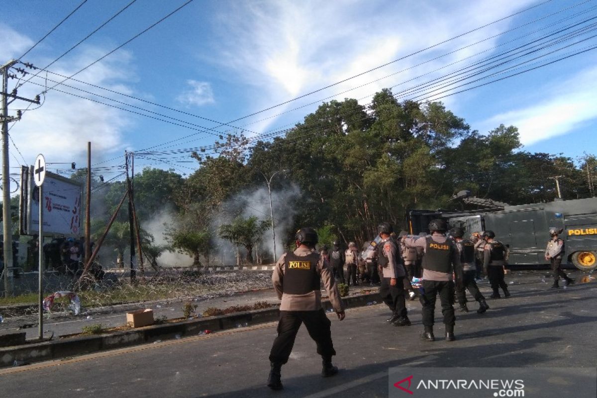 Polisi amankan seorang pengunjuk rasa peringatan kematian Randi dan Yusuf