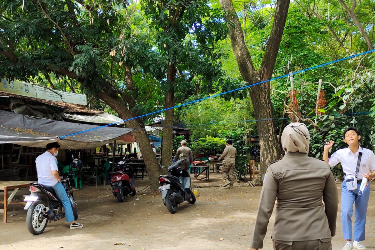 Satpol PP Mataram berpatroli mencegah kerumunan siswa sepulang sekolah