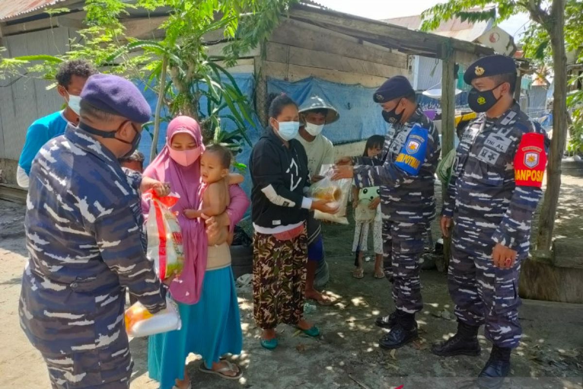 TNI AL Kolaka berikan bantuan sembako warga pesisir terdampak COVID-19