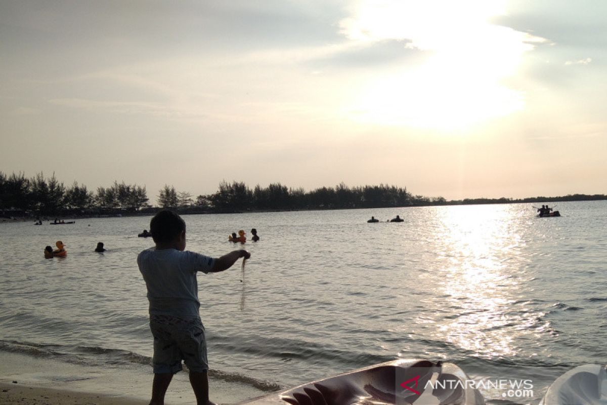 Pantai Blebak Jepara ramai dikunjungi wisatawan untuk nikmati "sunset"