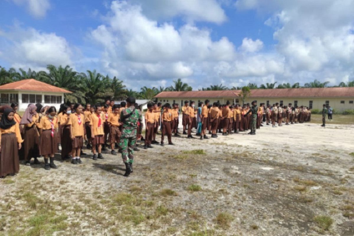 Satgas Pamtas latih kegiatan wawasan kebangsaan siswa SMP perbatasan