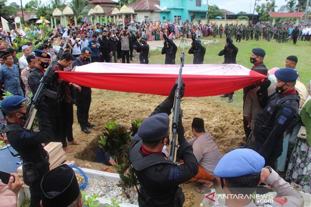 Bharatu M Kurniadi Dimakamkan Secara Militer di TMP Aceh Tamiang