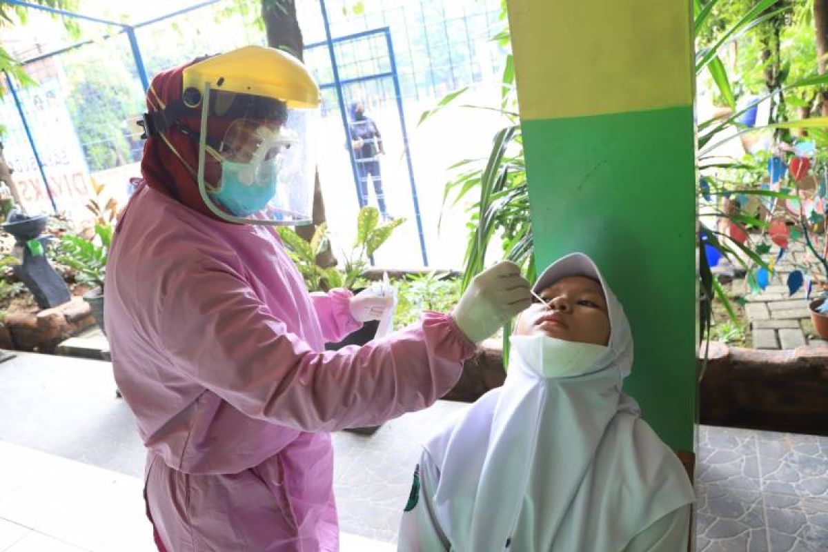 Dinkes Kota Tangerang gelar tes COVID-19  di sekolah terapkan PTM