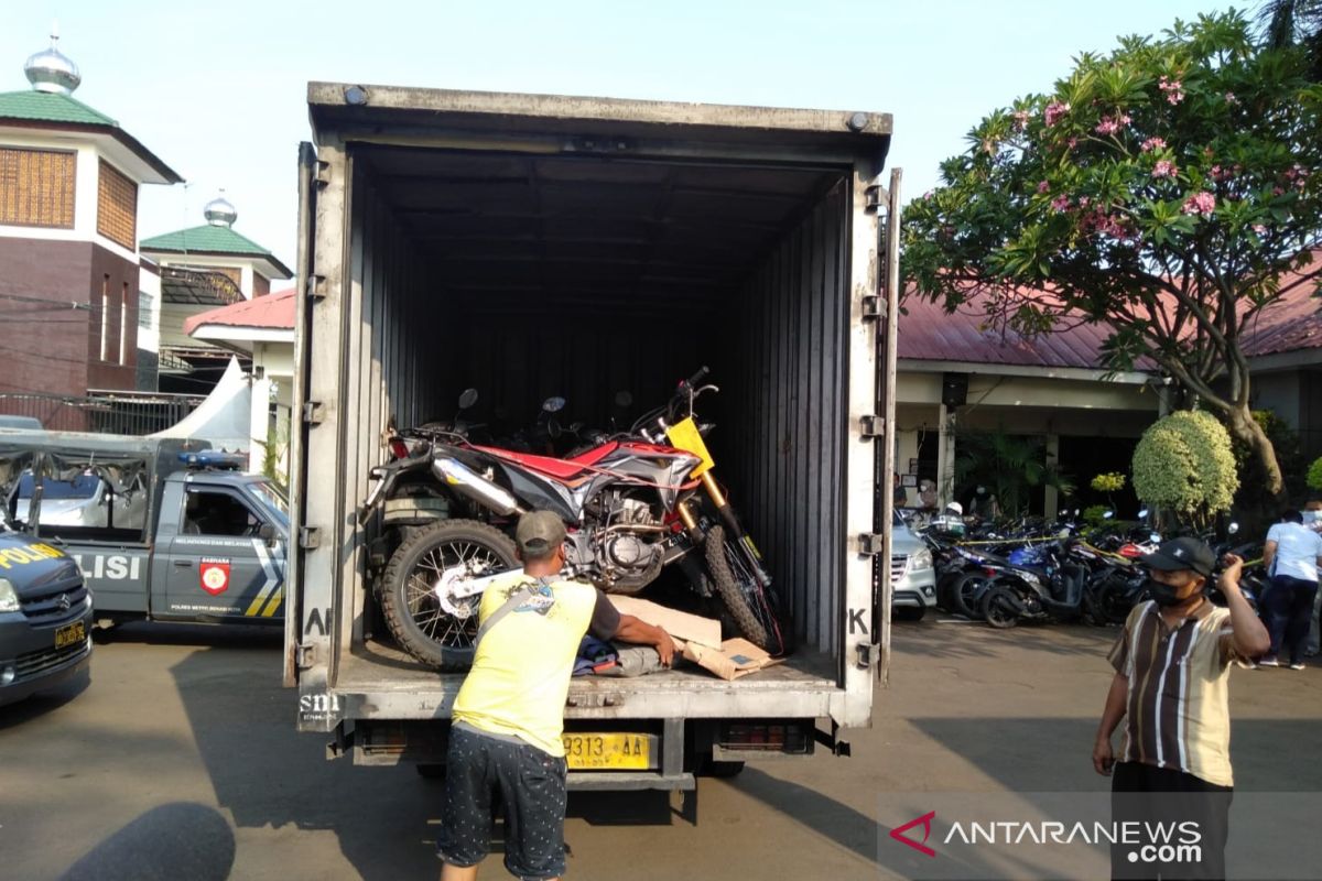 Polres Metro Bekasi Kota sita 25 sepeda motor curian di sebuah rumah kontrakan (video)