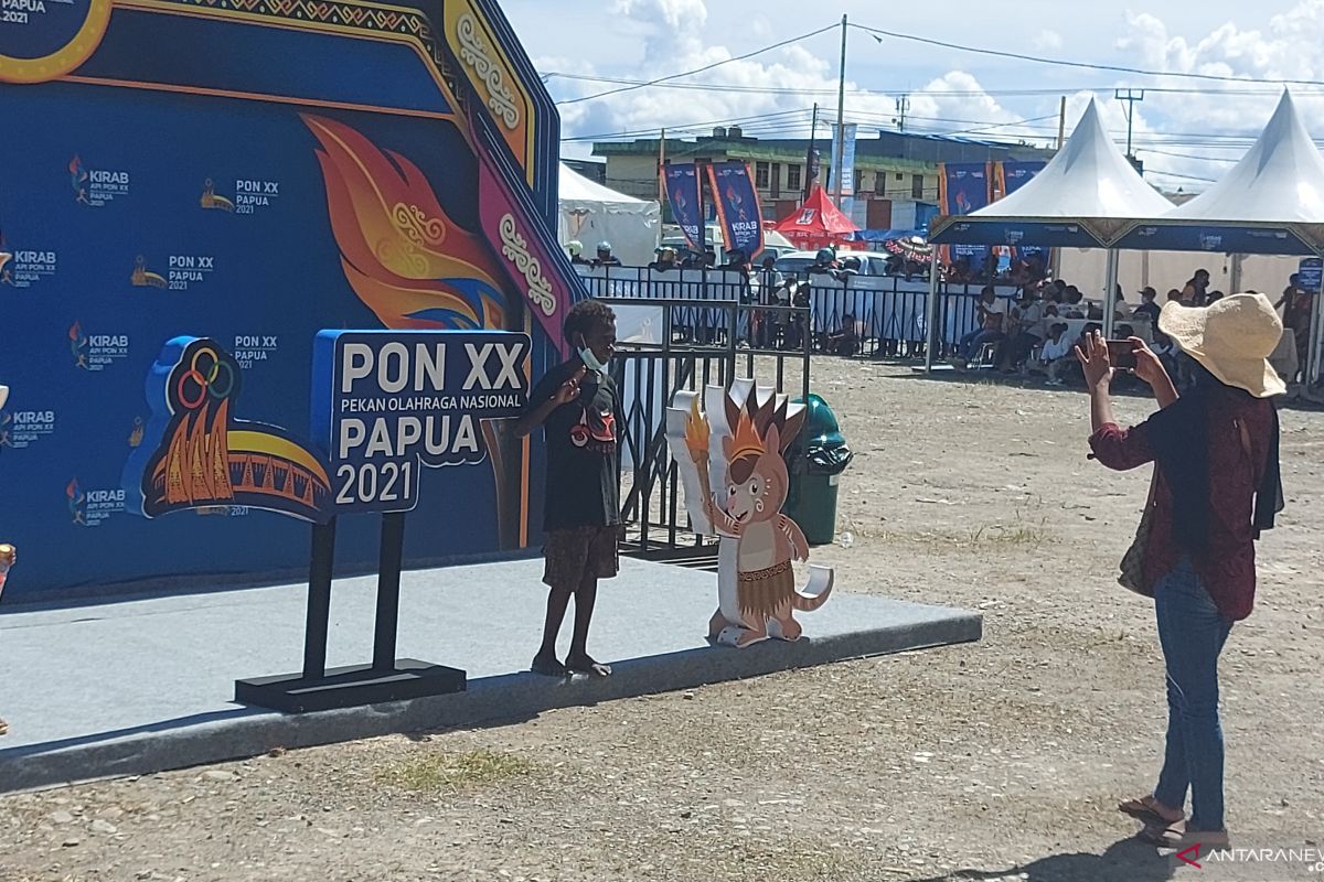 Maskot PON Papua Kangpho dan Drawa hadir di Pentas Seni Budaya Pasar Lama Mimika