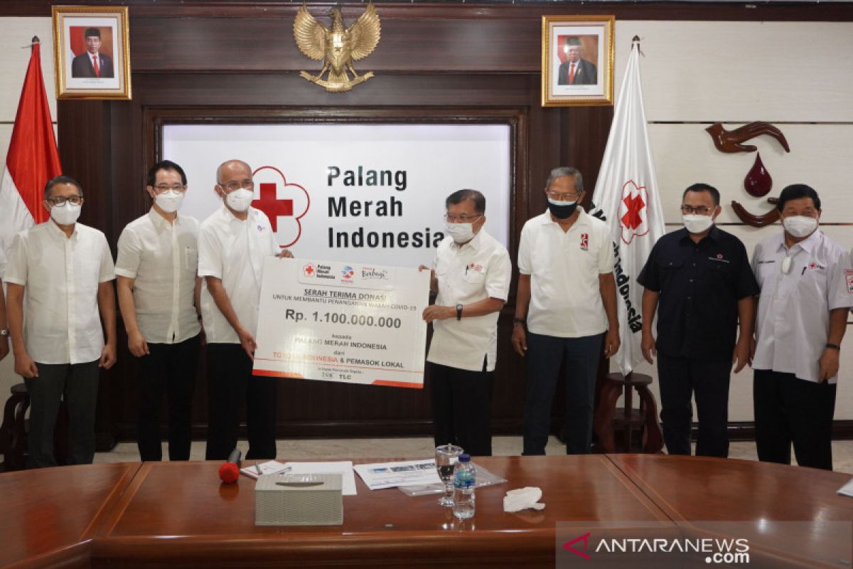 TMMIN serahkan Rp1,1 miliar serta donor plasma konvalesen kepada PMI