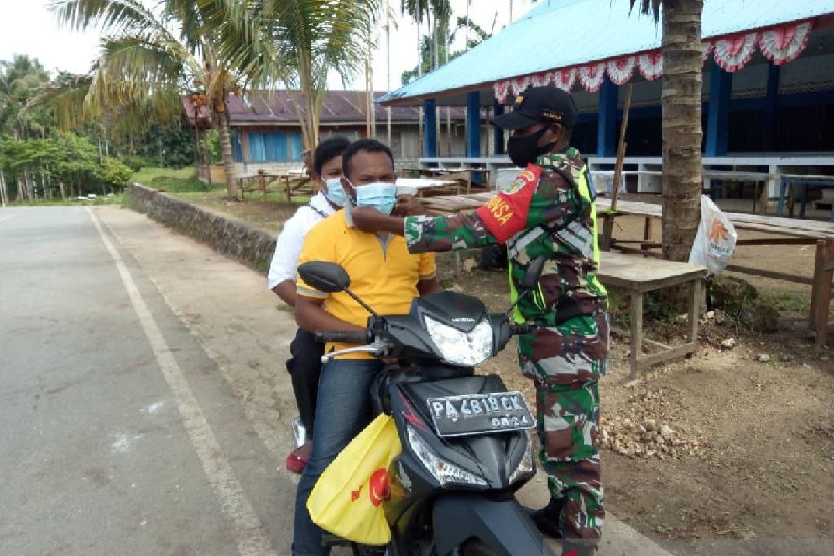 TNI di pulau Numfor Biak bagi masker ke warga