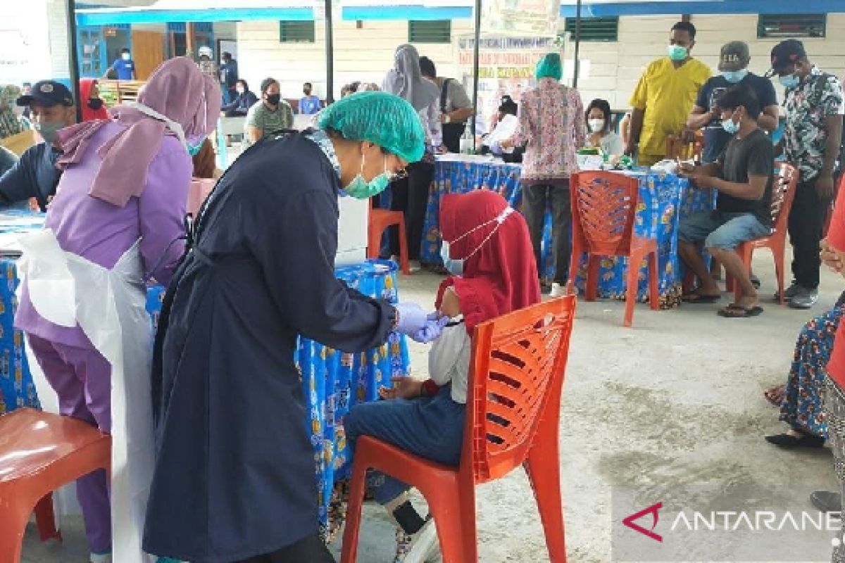 TNI Nabire lakukan pendampingan vaksinasi warga