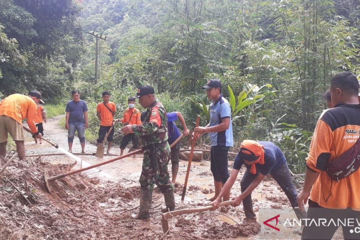 Jalan penghubung dua kecamatan di OKU tertutup longsor