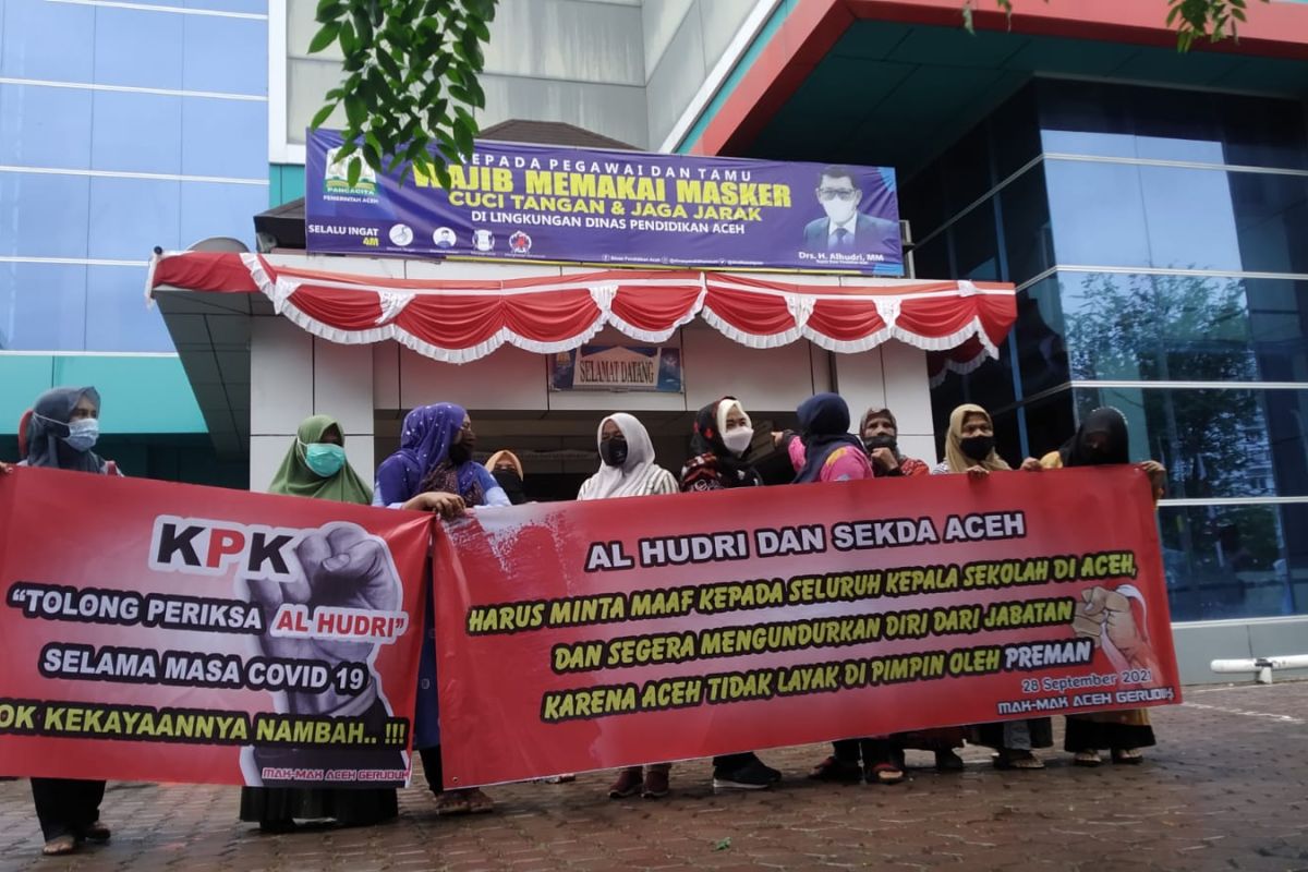 Emak-emak geruduk Disdik Aceh, desak kepala dinas minta maaf kepada kepala sekolah