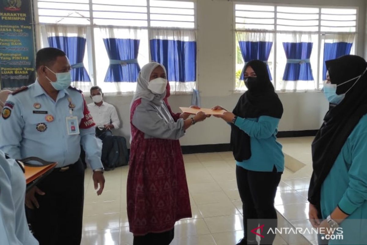 Bapas Mataram membagikan sertifikat pelatihan menjahit