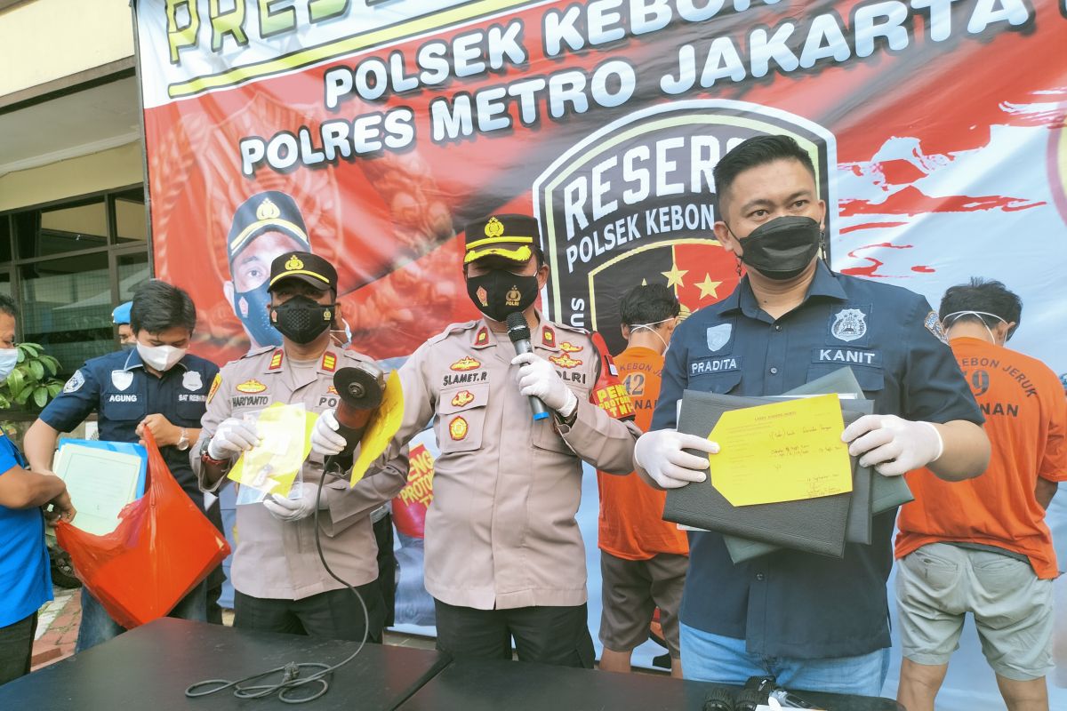 Polisi tangkap tiga pria pencuri brankas di Kebon Jeruk