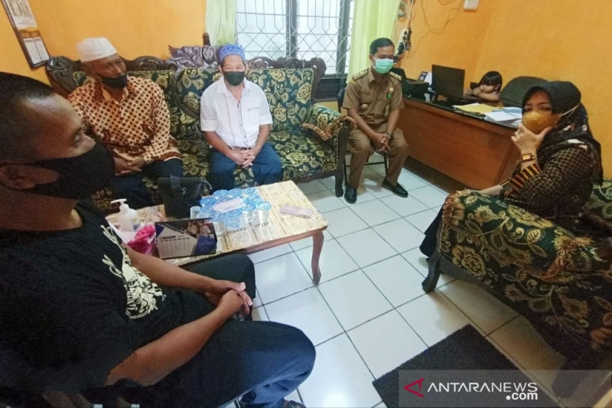 Legislator Barsel berikan bantuan perbaikan mesin pembangkit listrik