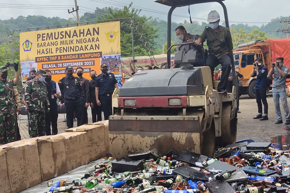 Bea Cukai Bandarlampung musnahkan barang sitaan senilai Rp32,4 miliar