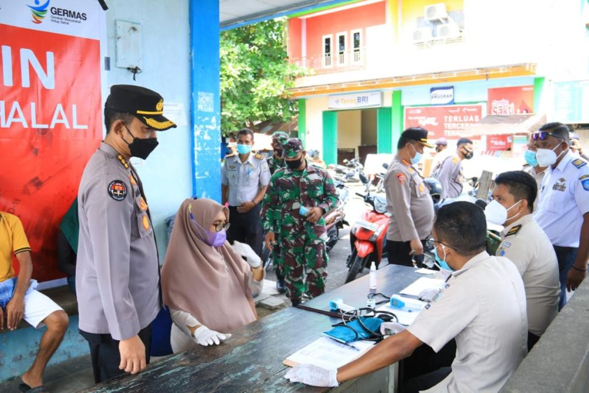 Polda Malut  sasar penumpang transportasi laut edukasi vaksin COVID-19, perangi corona