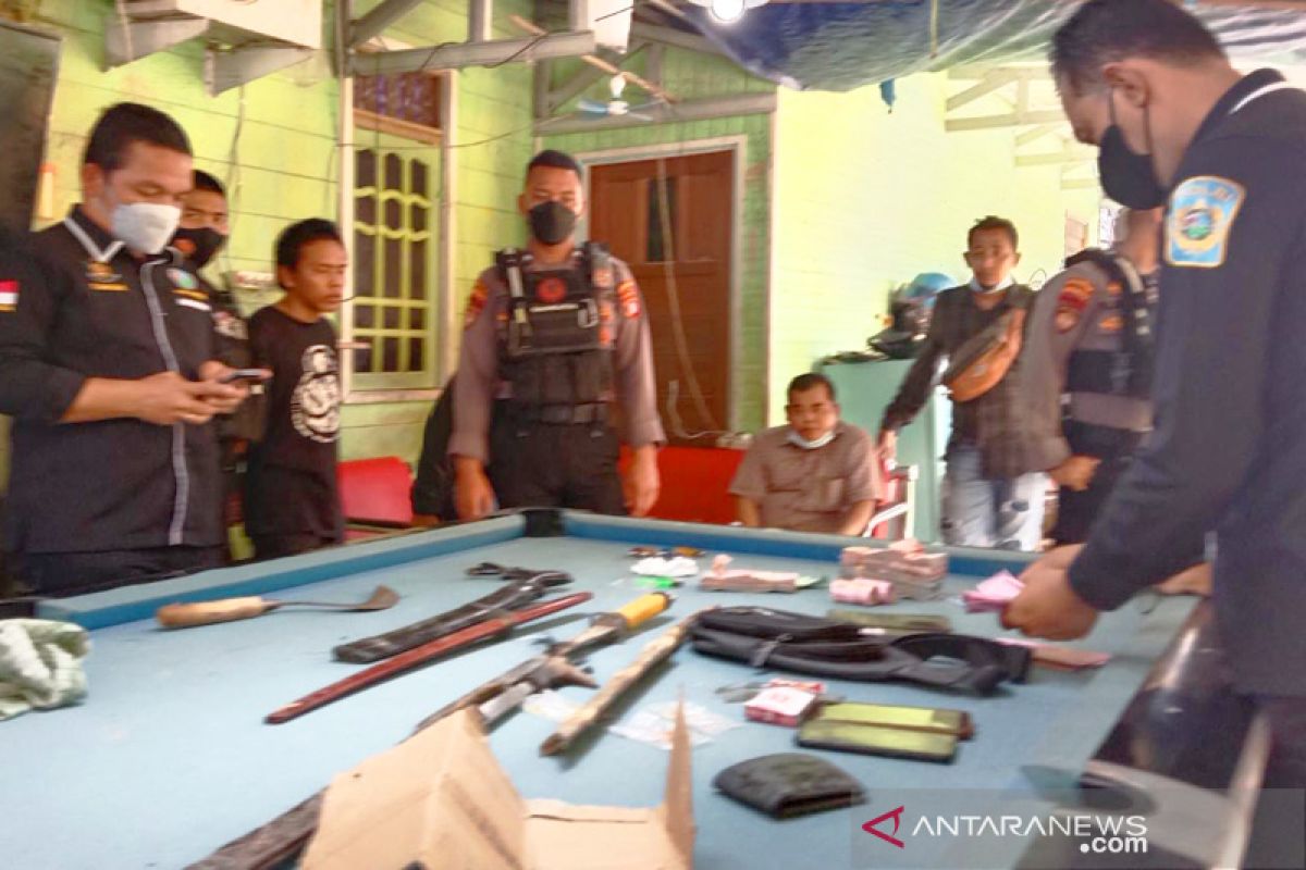 Polisi amankan sajam dan uang puluhan juta rupiah di 'kampung narkoba' Palangka Raya