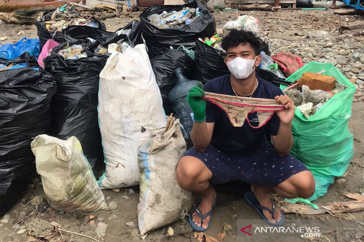 Komunitas lingkungan bersihkan sampah yang cemari pantai di Ambon, lestarikan alam