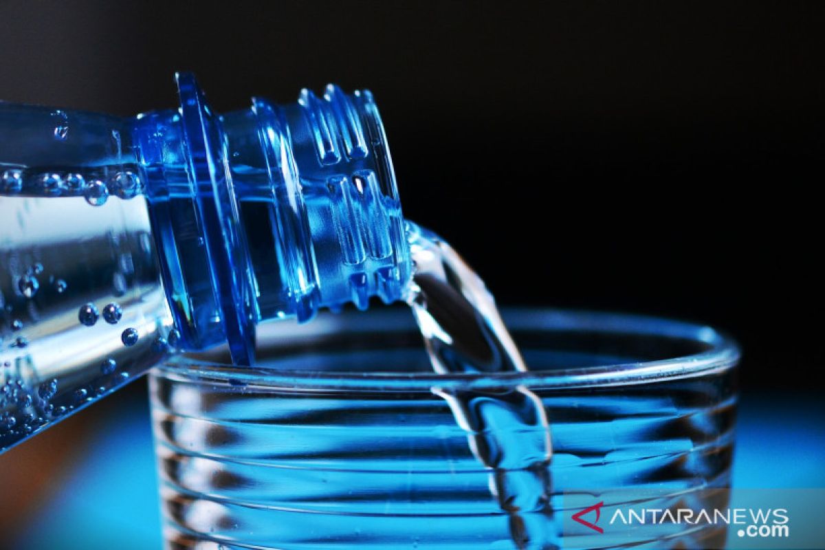 Kiat aman konsumsi air minum dalam kemasan