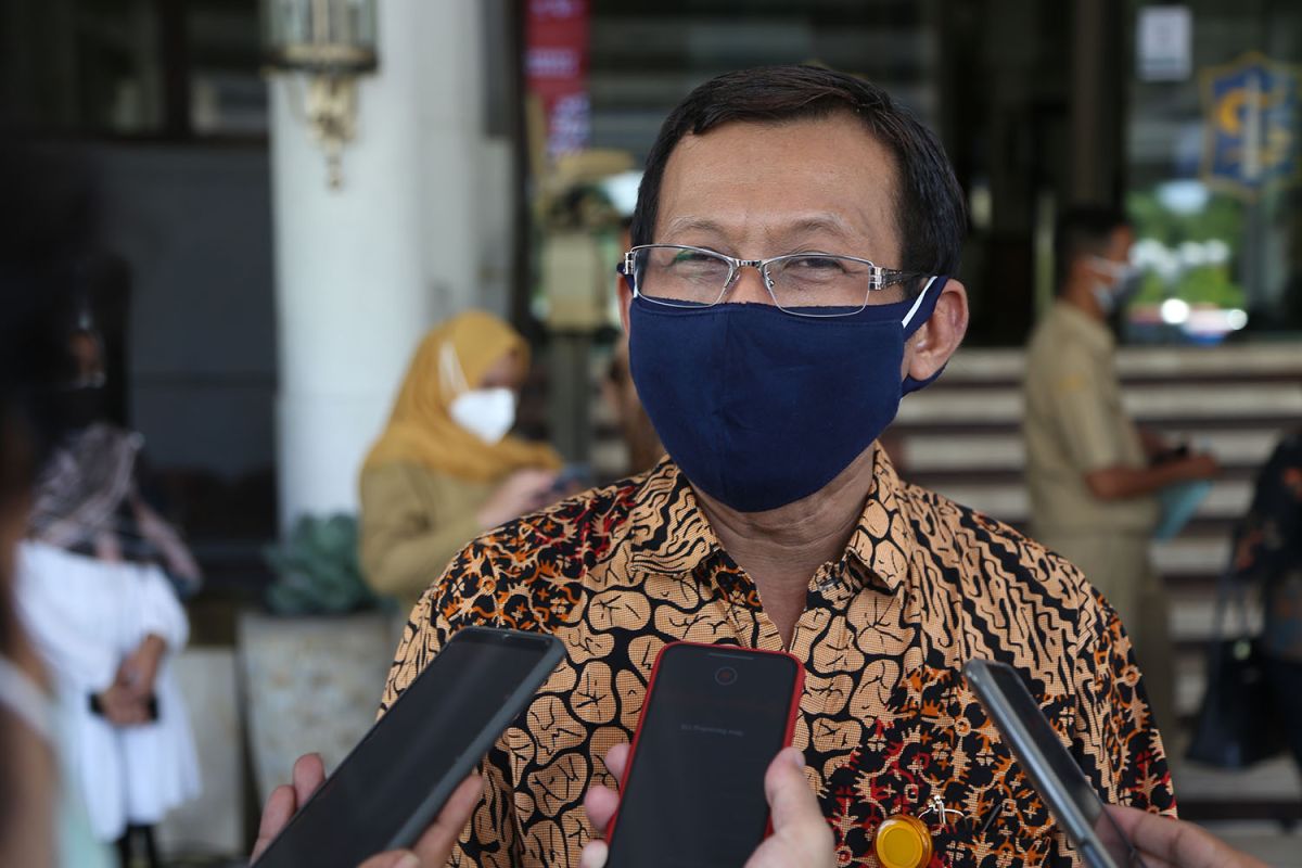 Surabaya traditional market adopts cashless transaction method