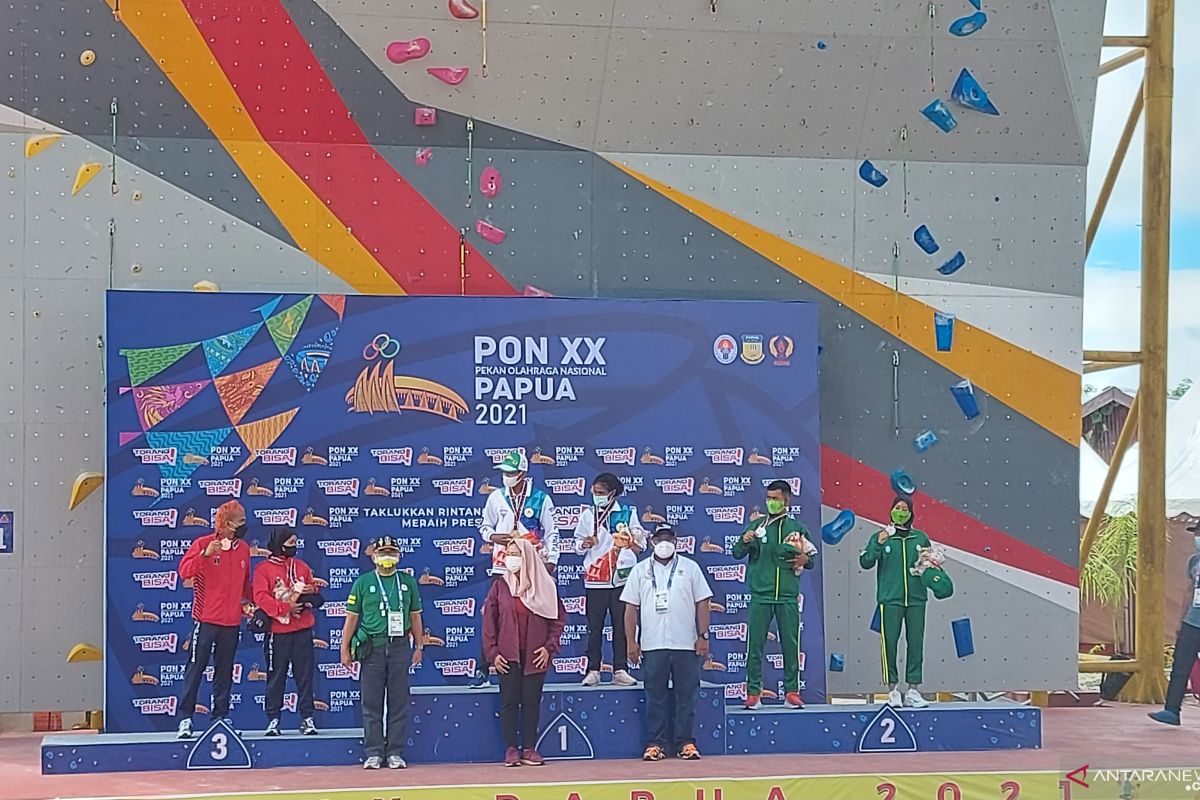Pasangan atlet panjat tebing Papua terima medali emas di PON XX