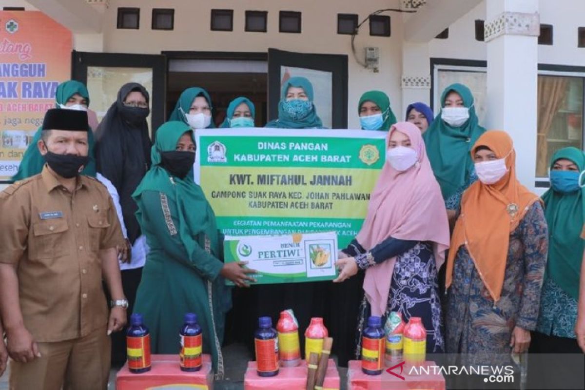 PKK Aceh Barat bagikan alat pertanian untuk kaum perempuan, ini tujuannya