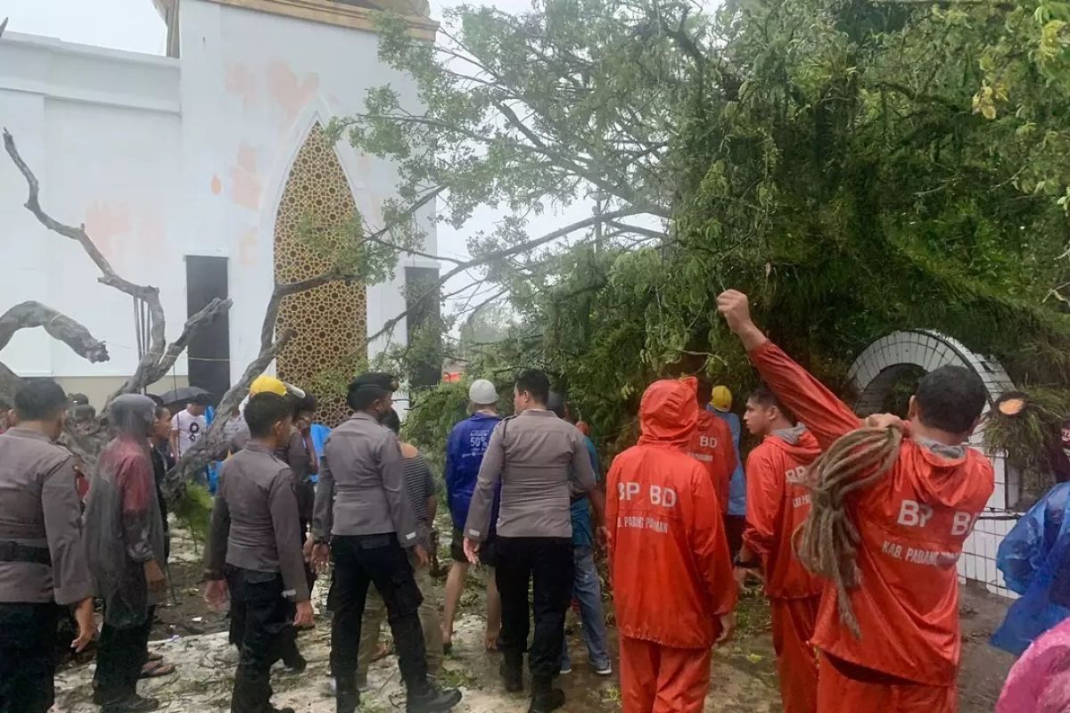 Dari sore hingga malam ini, sejumlah bencana terjang belasan lokasi di Padang Pariaman