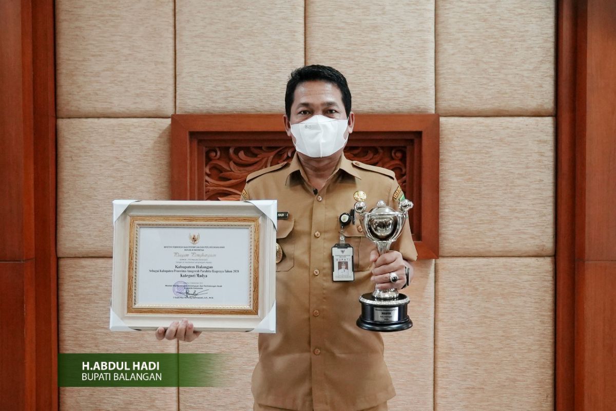 Balangan Regent receives Parahita Ekapraya award