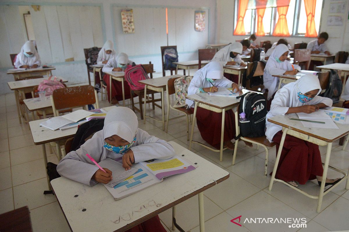 Students return to school under strict health protocols