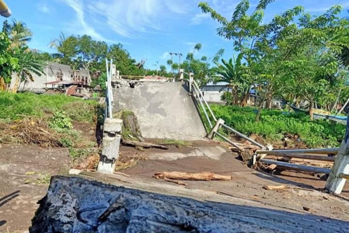 Jembatan penghubung di Pulau Makian ambruk dihantam banjir,  patuhi peringatan BMKG