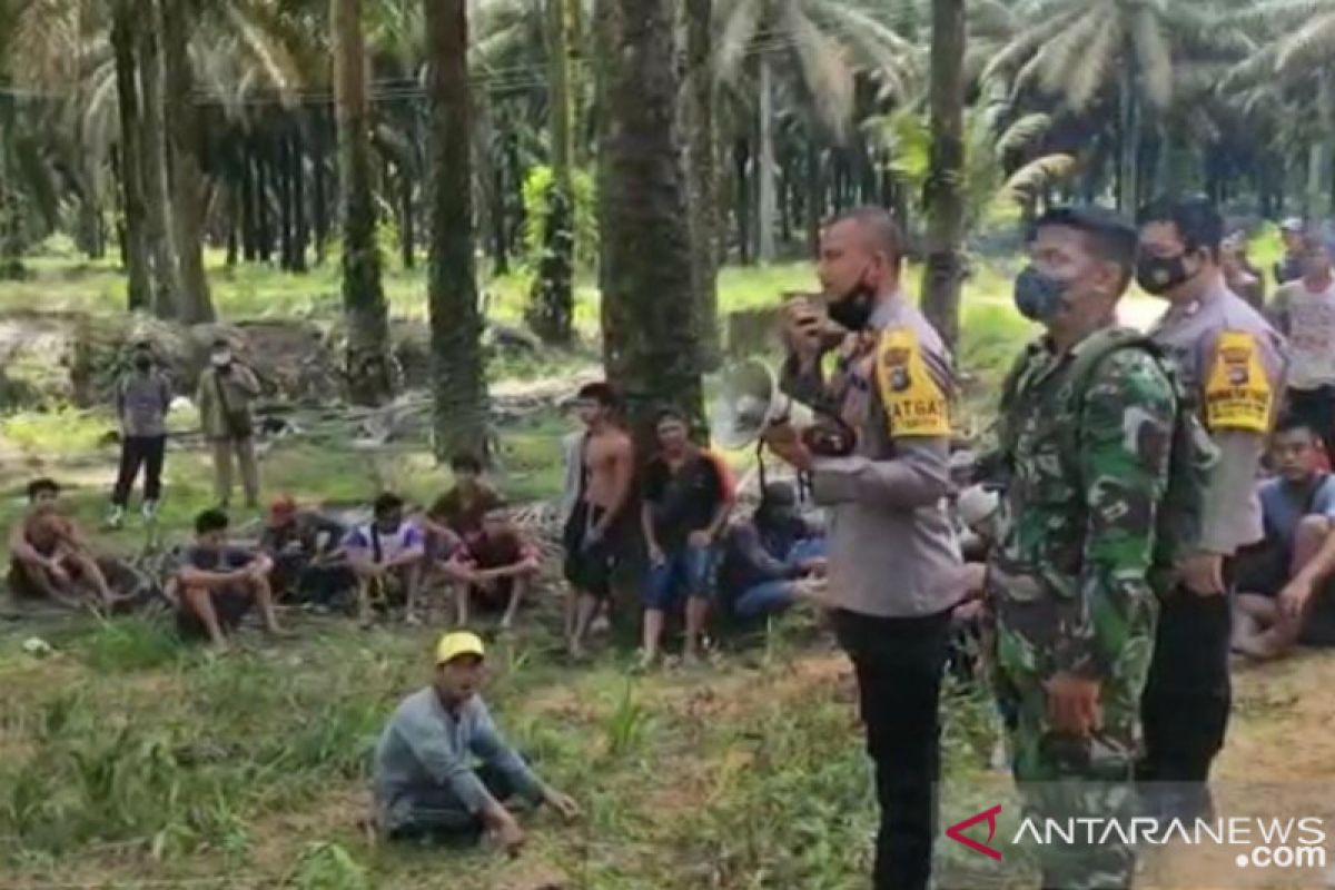 Tim di Kabupaten Bangka Barat lakukan vaksinasi COVID-19 di lokasi tambang