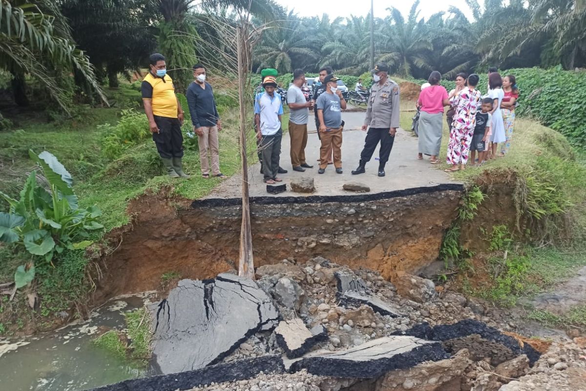 Jembatan di Salapian Langkat ambruk sepanjang empat meter