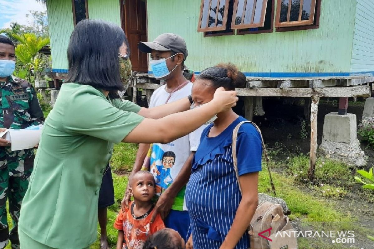 Satgas TMMD Kodim 1709/Yawa bagi masker di kampung Miosnum Yapen Papua