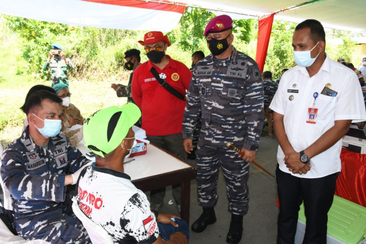 Lantamal VIII dan Binda Sulut gelar vaksinasi di Kairagi Manado