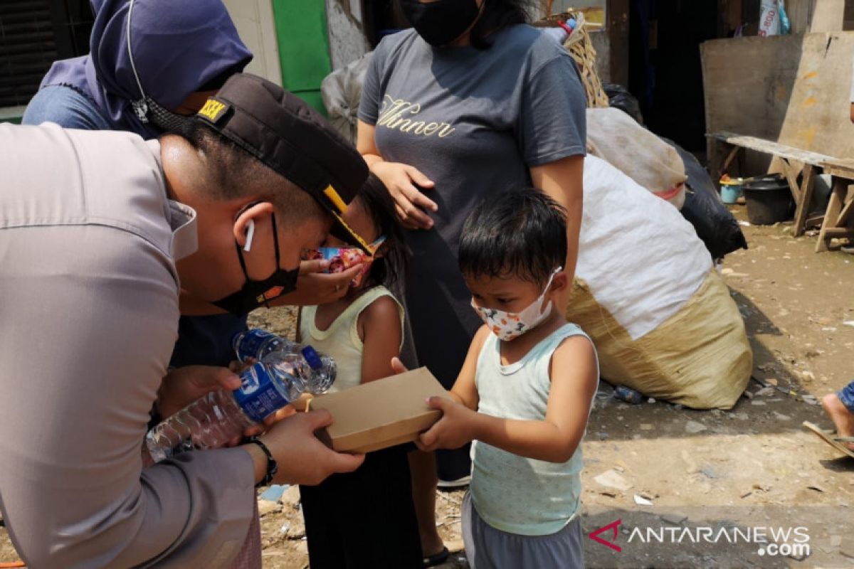 Polsek Cilandak salurkan bantuan untuk pemulung Pondok Labu