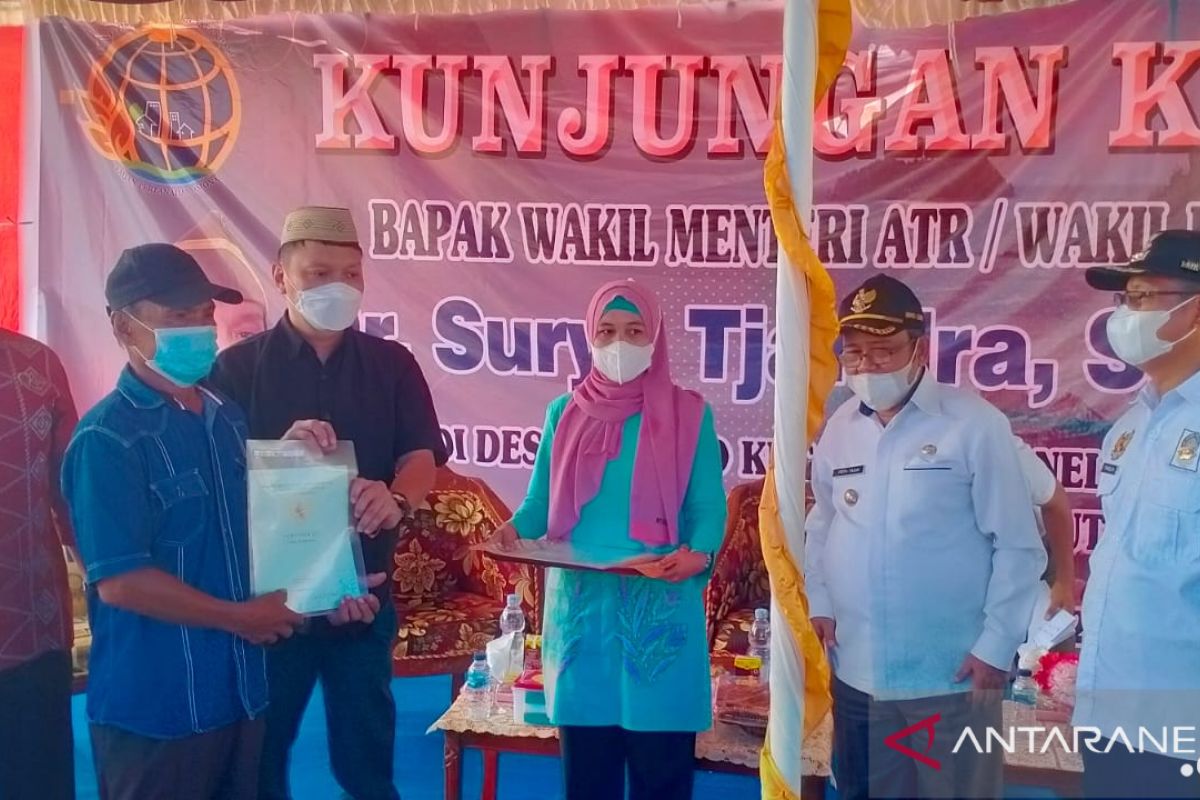 Wamen ATR serahkan sertifikat Redis dan PTSL di Ponelo Kepulauan-Gorontalo