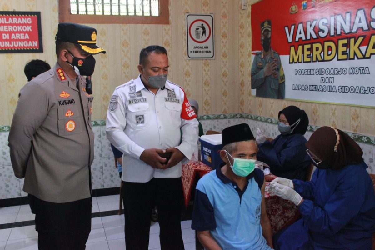 Ratusan narapidana Lapas Sidoarjo jalani vaksinasi COVID-19