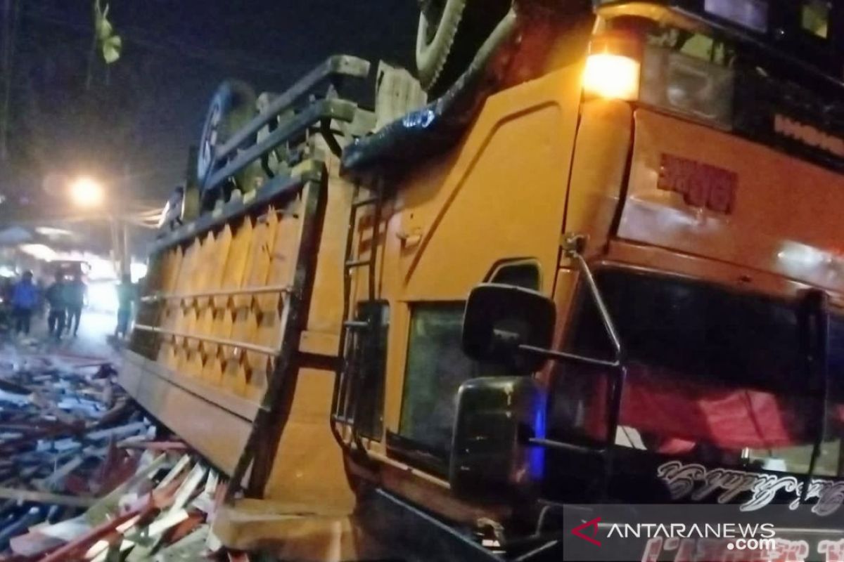 Truk bermuatan 15 ton terguling di Jalur Puncak Bogor