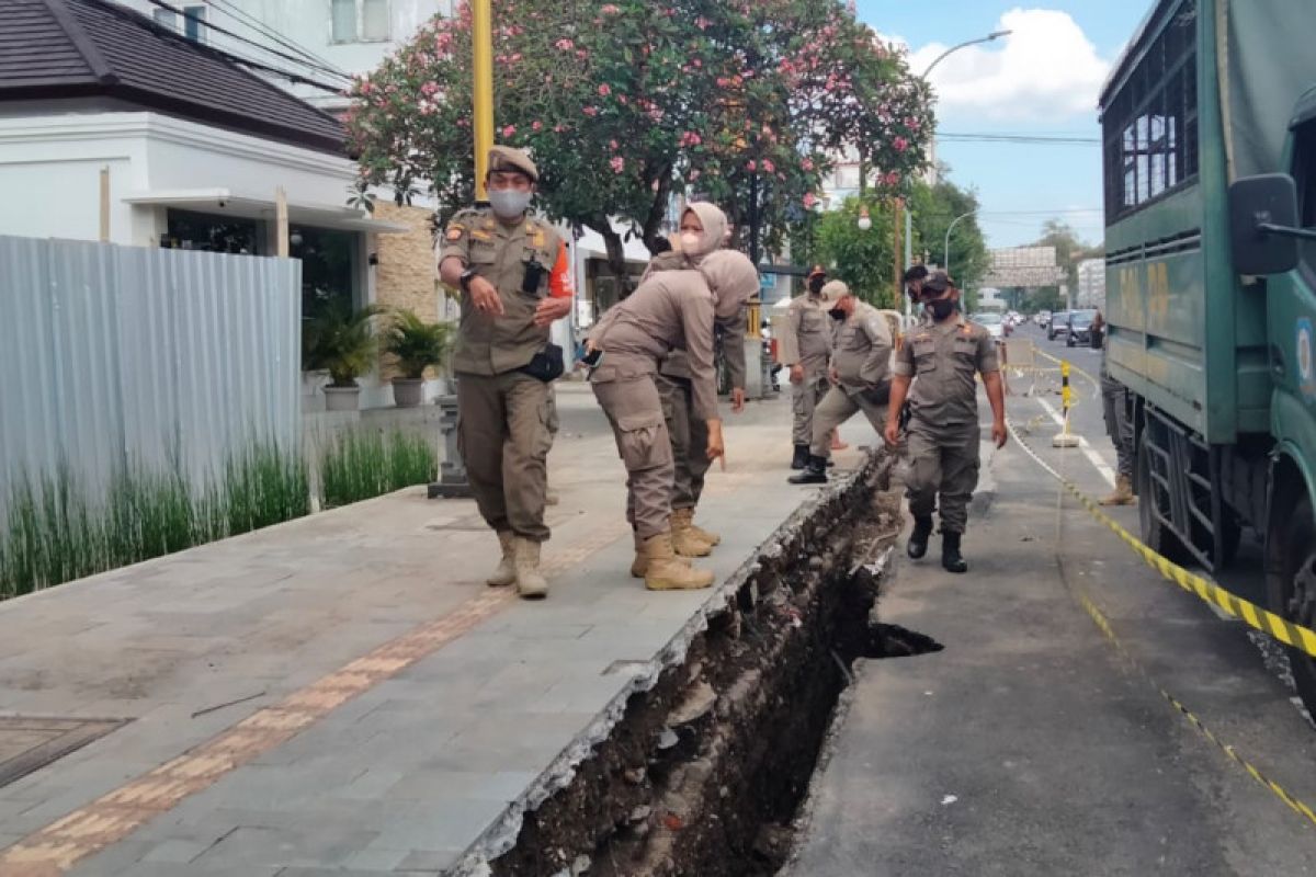 Pemkot Mataram cek rekondisi bekas galian pipa PDAM di KBC