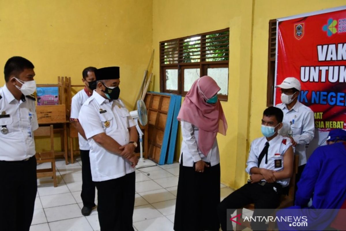 Bupati HSS ingatkan para siswa sudah divaksin tetap taati prokes