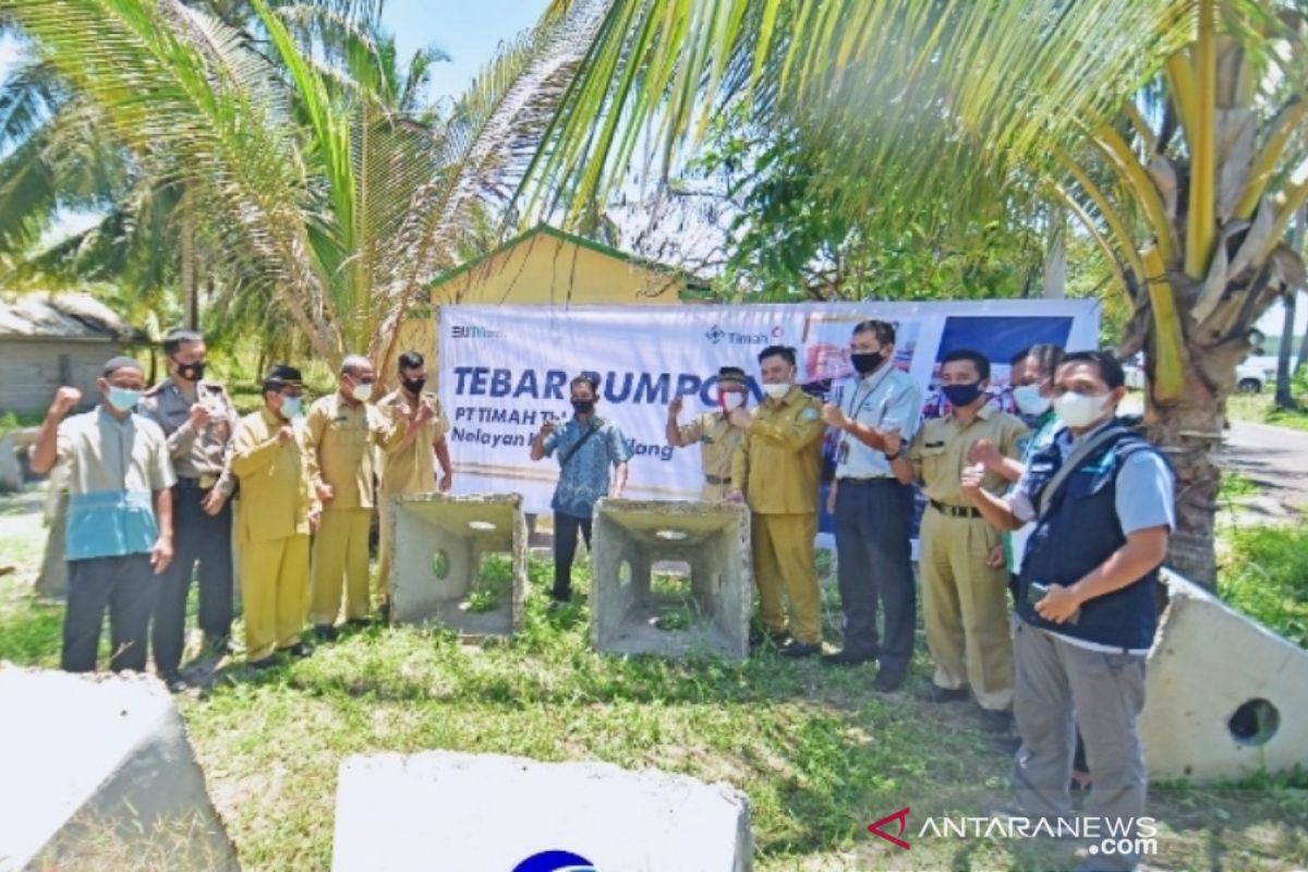 PT Timah Tbk bantu 55 unit rumpon ke nelayan Bangka Barat